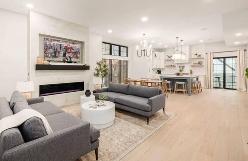 Merion Village Maison | Chateau in the Village - Luxury New Build 3BD/5BA