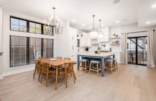 Merion Village Maison | Chateau in the Village - Luxury New Build 3BD/5BA