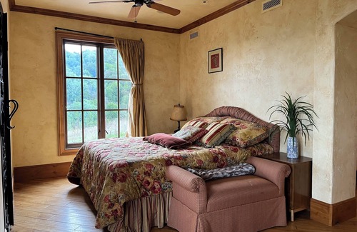 Saratoga Autre | Chateau with 5 bedrooms and WiFi, AC in lovely Saratoga
