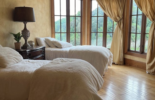 Saratoga Autre | Chateau with 5 bedrooms and WiFi, AC in lovely Saratoga