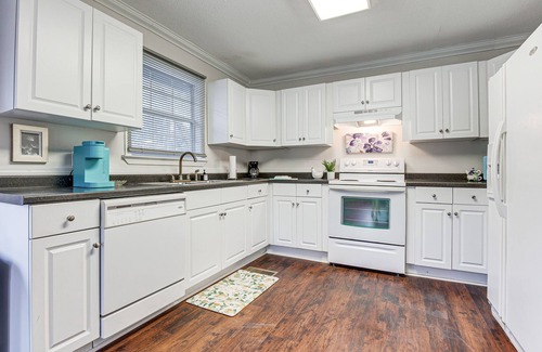Chatom Maison | Chatom Retreat w/ Furnished Deck & Wooded Views!