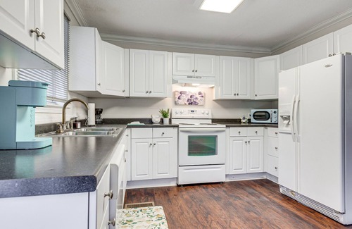 Chatom Maison | Chatom Retreat w/ Furnished Deck & Wooded Views!