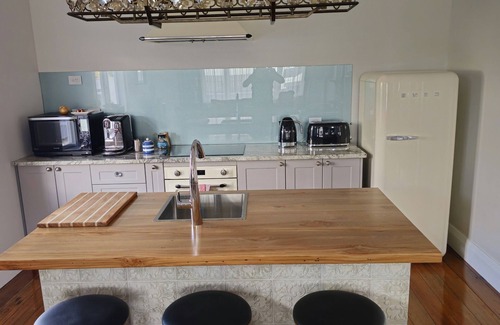 Martinborough Maison | Che Bella on Naples. Fully Restored 2 Bedroom. 2 minute walk to the Square...