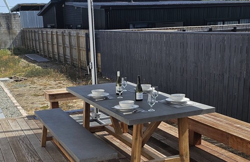 Martinborough Maison | Che Bella on Naples. Fully Restored 2 Bedroom. 2 minute walk to the Square...