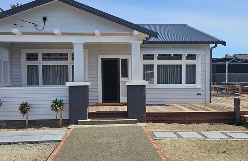 Martinborough Maison | Che Bella on Naples. Fully Restored 2 Bedroom. 2 minute walk to the Square...