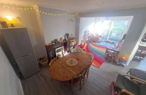 Southwick Maison | Cheap n' Cheerful Town House with view of Horses.
