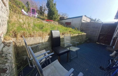 Southwick Maison | Cheap n' Cheerful Town House with view of Horses.