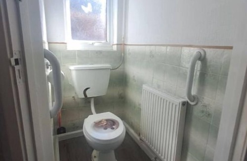 Southwick Maison | Cheap n' Cheerful Town House with view of Horses.