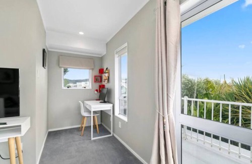 Petone Maison | Cheer full 2bdm warm home close to the beach