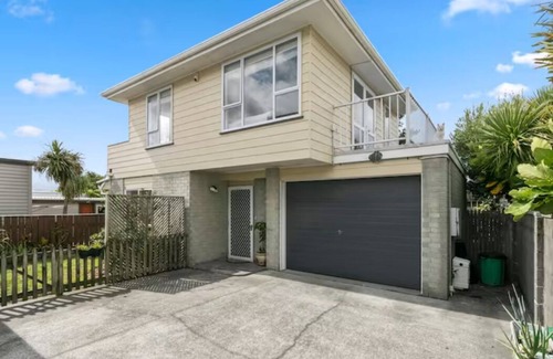 Petone Maison | Cheer full 2bdm warm home close to the beach