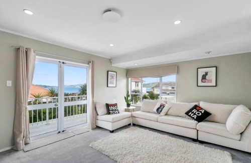 Petone Maison | Cheer full 2bdm warm home close to the beach