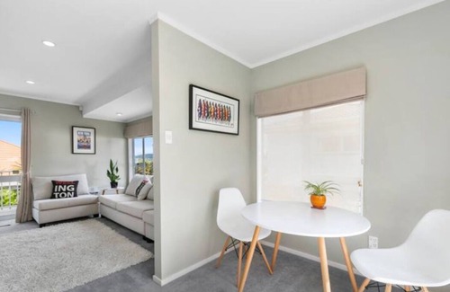 Petone Maison | Cheer full 2bdm warm home close to the beach