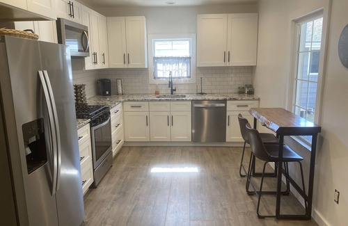 Lynden Maison | Cheerful 1 Bedroom House in the Middle of Town