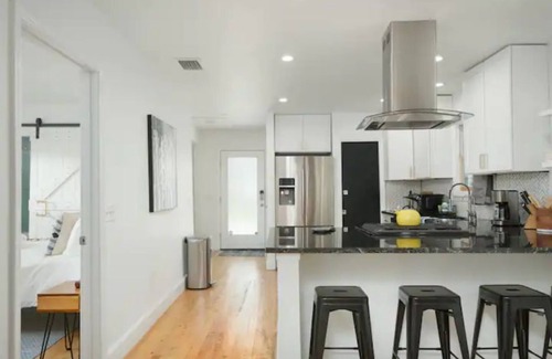 Pleasant Street Maison | Cheerful 2-BDRM/2.5 Bathroom Home Near DWTN & UF