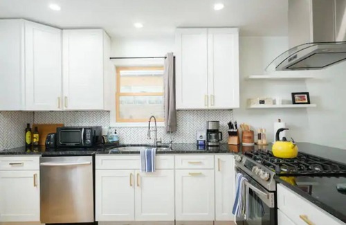 Pleasant Street Maison | Cheerful 2-BDRM/2.5 Bathroom Home Near DWTN & UF