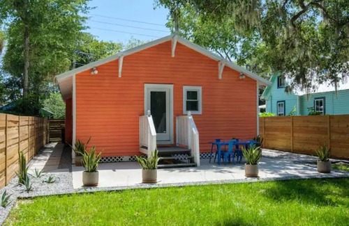 Pleasant Street Maison | Cheerful 2-BDRM/2.5 Bathroom Home Near DWTN & UF