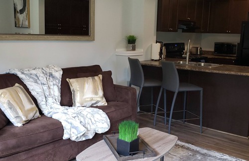 Highland West Maison | Cheerful 2 Bdrm house, free Netflix, free parking for 2 cars