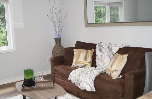 Highland West Maison | Cheerful 2 Bdrm house, free Netflix, free parking for 2 cars