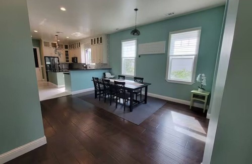 Crockett Maison | Cheerful 2-bedroom 2-bathroom with deck