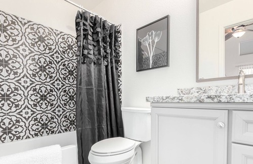 Peacock Village Maison | Cheerful 2 Bedroom/2 Bath home w 2 Car Garage - Sleeps 6. Community Pool