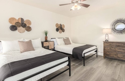 Peacock Village Maison | Cheerful 2 Bedroom/2 Bath home w 2 Car Garage - Sleeps 6. Community Pool