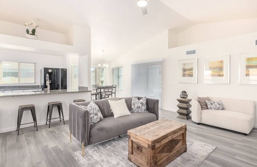Peacock Village Maison | Cheerful 2 Bedroom/2 Bath home w 2 Car Garage - Sleeps 6. Community Pool