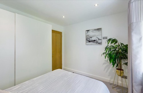 Hazlerigg Appartement | Cheerful 2 - bedroom home with free parking.