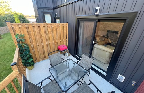 Pelham Maison | Cheerful 2 bedroom house in a quiet neighborhood.