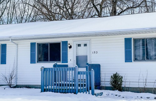 Grass Lake Maison | Cheerful 2 Bedroom in Downtown Grass Lake | Bikes