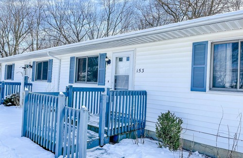 Grass Lake Maison | Cheerful 2 Bedroom in Downtown Grass Lake | Bikes