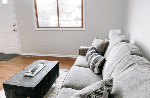 Grass Lake Maison | Cheerful 2 Bedroom in Downtown Grass Lake | Bikes