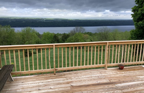 Burdett Appartement | Cheerful 2 Bedroom lake view flat on the Seneca wine trail