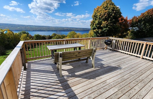 Burdett Appartement | Cheerful 2 Bedroom lake view flat on the Seneca wine trail