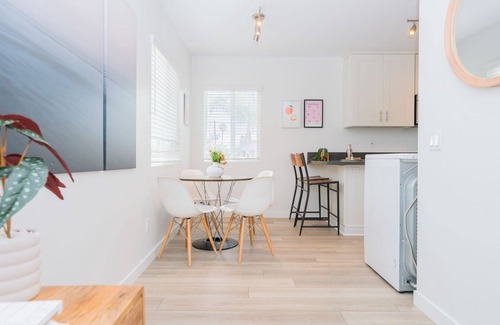 Old Towne Maison | Cheerful 2 Bedroom Steps to the Sand