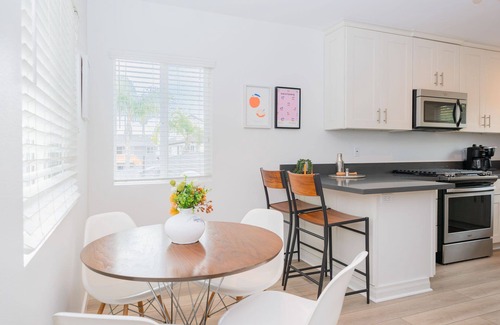 Old Towne Maison | Cheerful 2 Bedroom Steps to the Sand