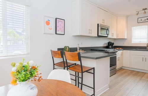 Old Towne Maison | Cheerful 2 Bedroom Steps to the Sand