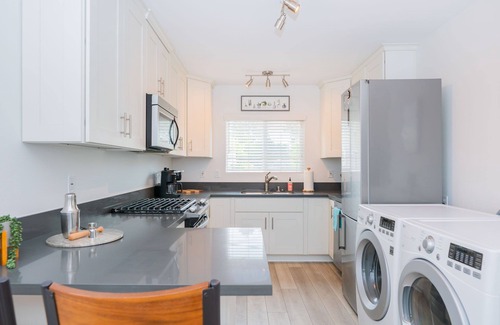 Old Towne Maison | Cheerful 2 Bedroom Steps to the Sand
