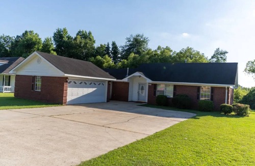 Columbus Maison | Cheerful 3-Bed Room Home in Columbus, MS