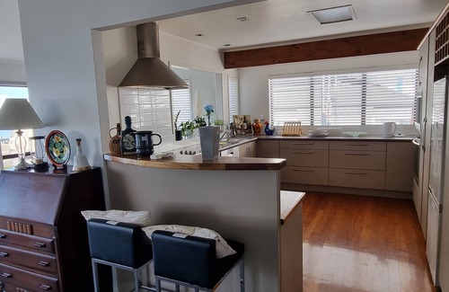 Bucklands Beach Maison | Cheerful 3-bedroom home on a cliff next to water