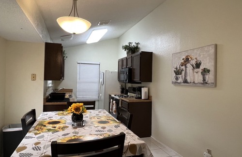 Buckingham Estates Maison | Cheerful 3 Bedroom Home w/Parking in Central South Austin Pet Stays for Free !