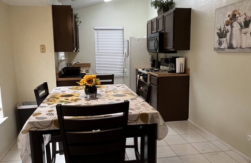 Buckingham Estates Maison | Cheerful 3 Bedroom Home w/Parking in Central South Austin Pet Stays for Free !