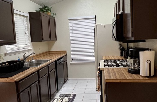 Buckingham Estates Maison | Cheerful 3 Bedroom Home w/Parking in Central South Austin Pet Stays for Free !