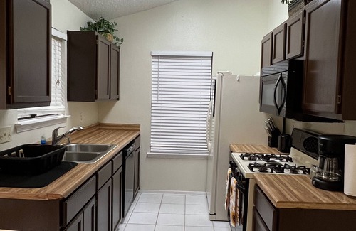 Buckingham Estates Maison | Cheerful 3 Bedroom Home w/Parking in Central South Austin Pet Stays for Free !