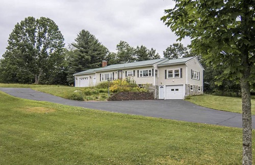 Gorham Maison | Cheerful 3-Bedroom Home with Hot Tub & Pool Table