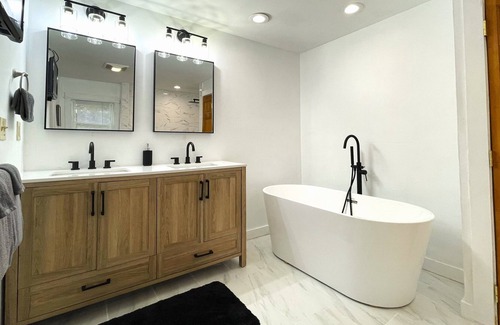 Gorham Maison | Cheerful 3-Bedroom Home with Hot Tub & Pool Table