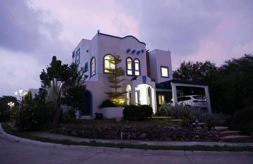 San Fernando Villa | Cheerful 3BR Villa