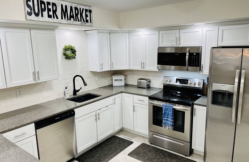 Newburgh Maison | Cheerful 4-Bed 2.5-Bath Home