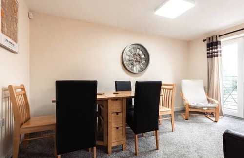 Holbrooks Autre | Cheerful 4 bedroom house - sleeps 6 with parking