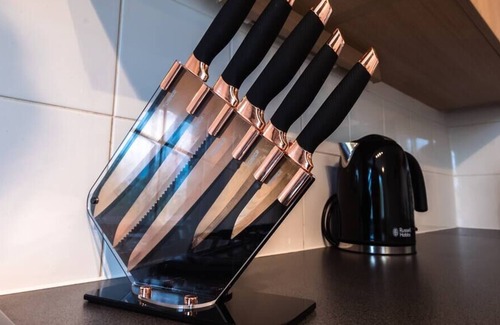 Holbrooks Autre | Cheerful 4 bedroom house - sleeps 6 with parking