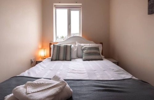 Holbrooks Autre | Cheerful 4 bedroom house - sleeps 6 with parking